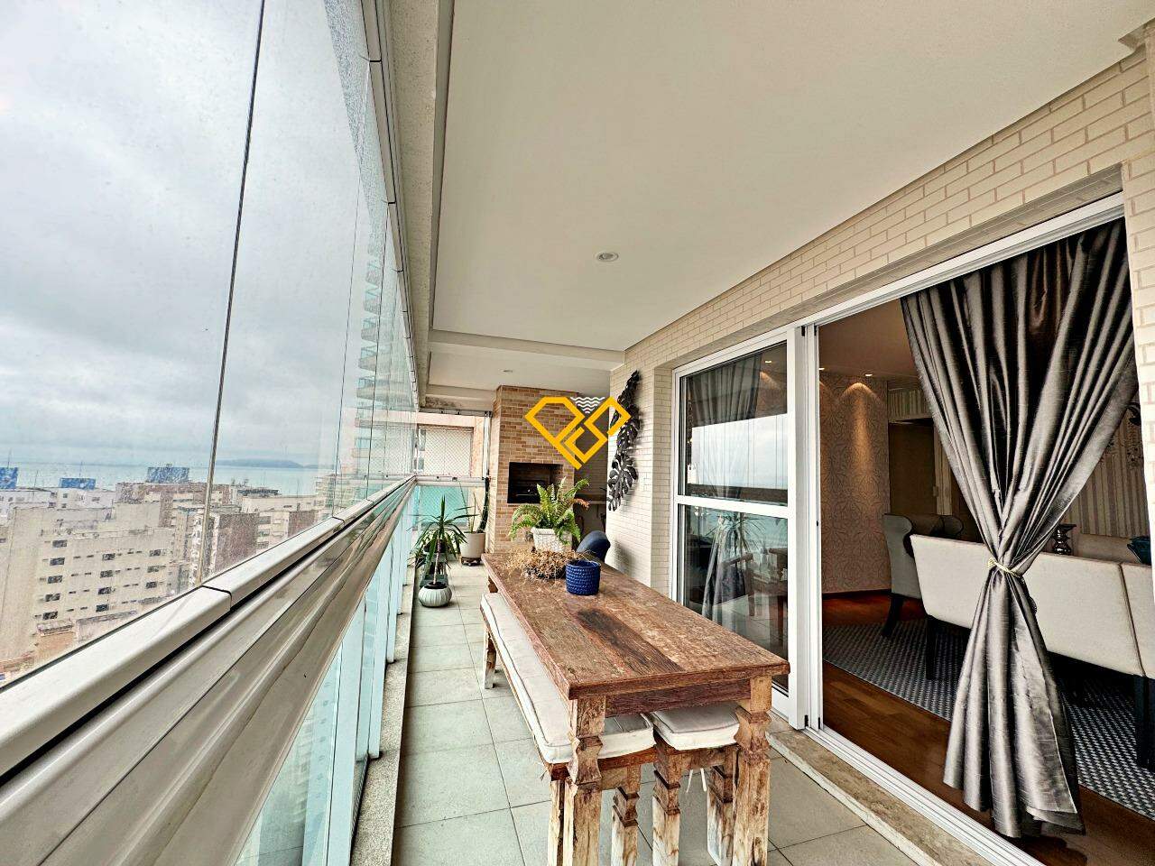 Apartamento à venda no Embaré: Varanda com churrasqueira