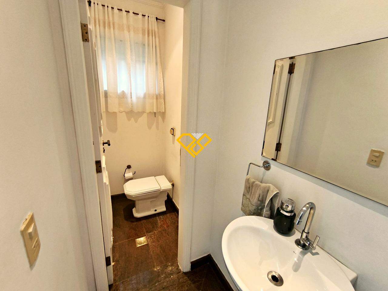 Casa à venda no Ponta da Praia: Lavabo