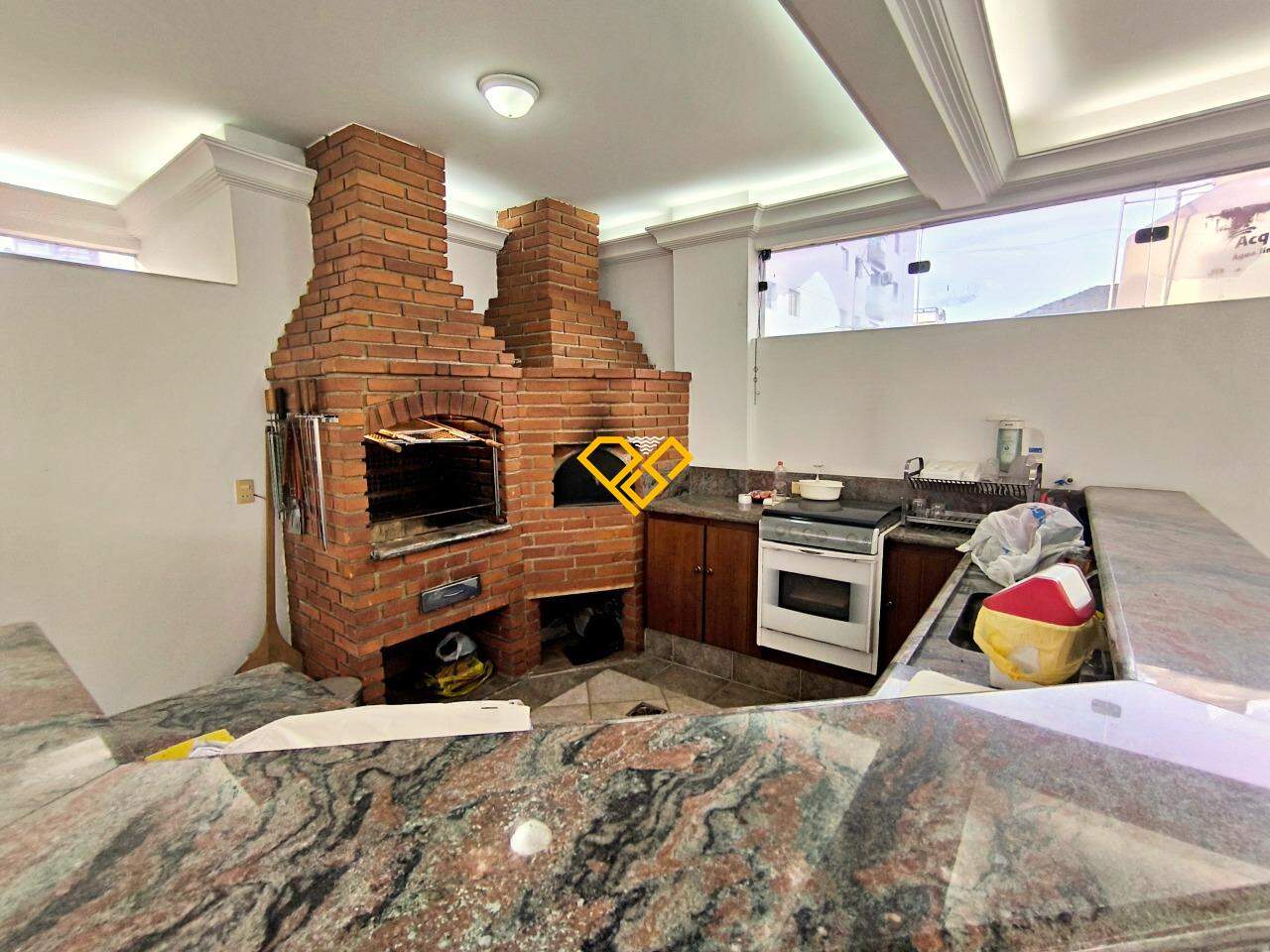 Casa à venda no Ponta da Praia: Espaço gourmet com churrasqueira