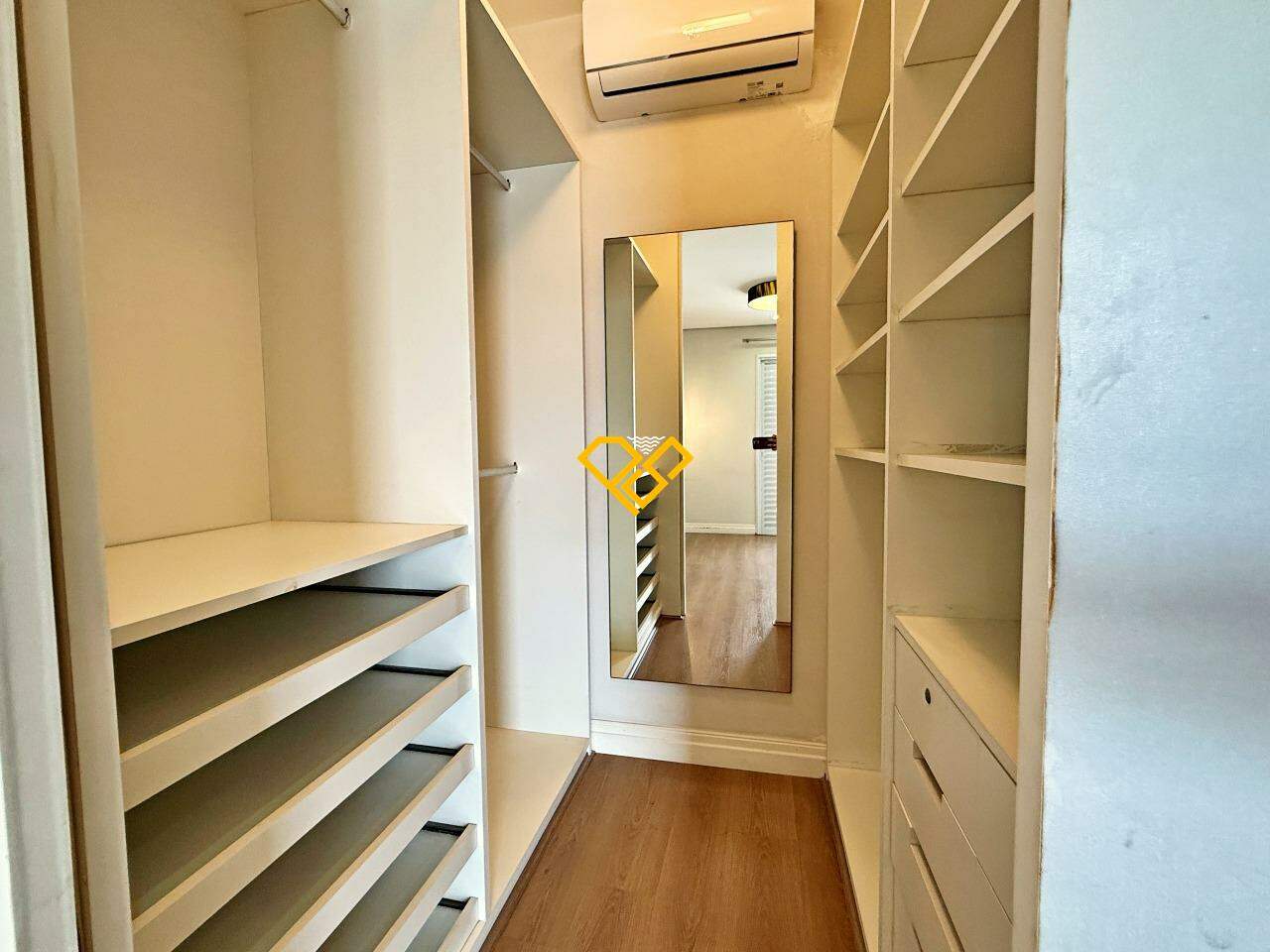 Apartamento à venda no Gonzaga: Dormitório 1 - suíte - closet
