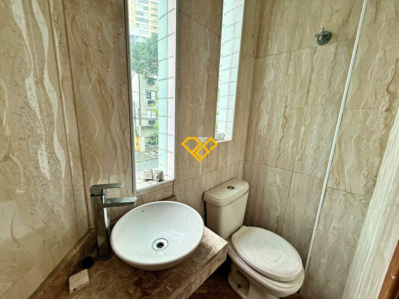 Sobreposta Alta à venda no Gonzaga: Lavabo