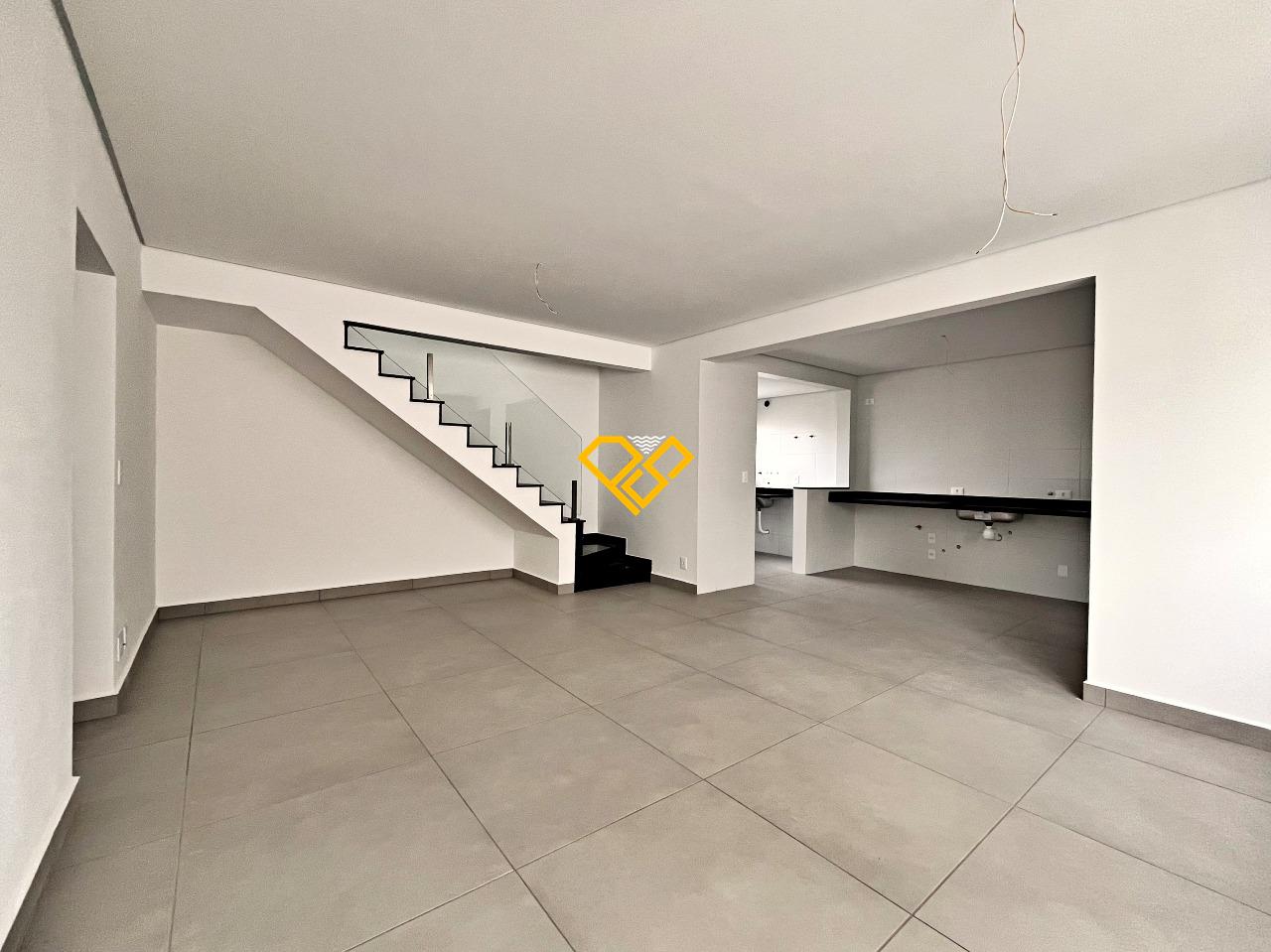 Cobertura à venda no Boqueirão: Sala com cozinha integrada 1° andar