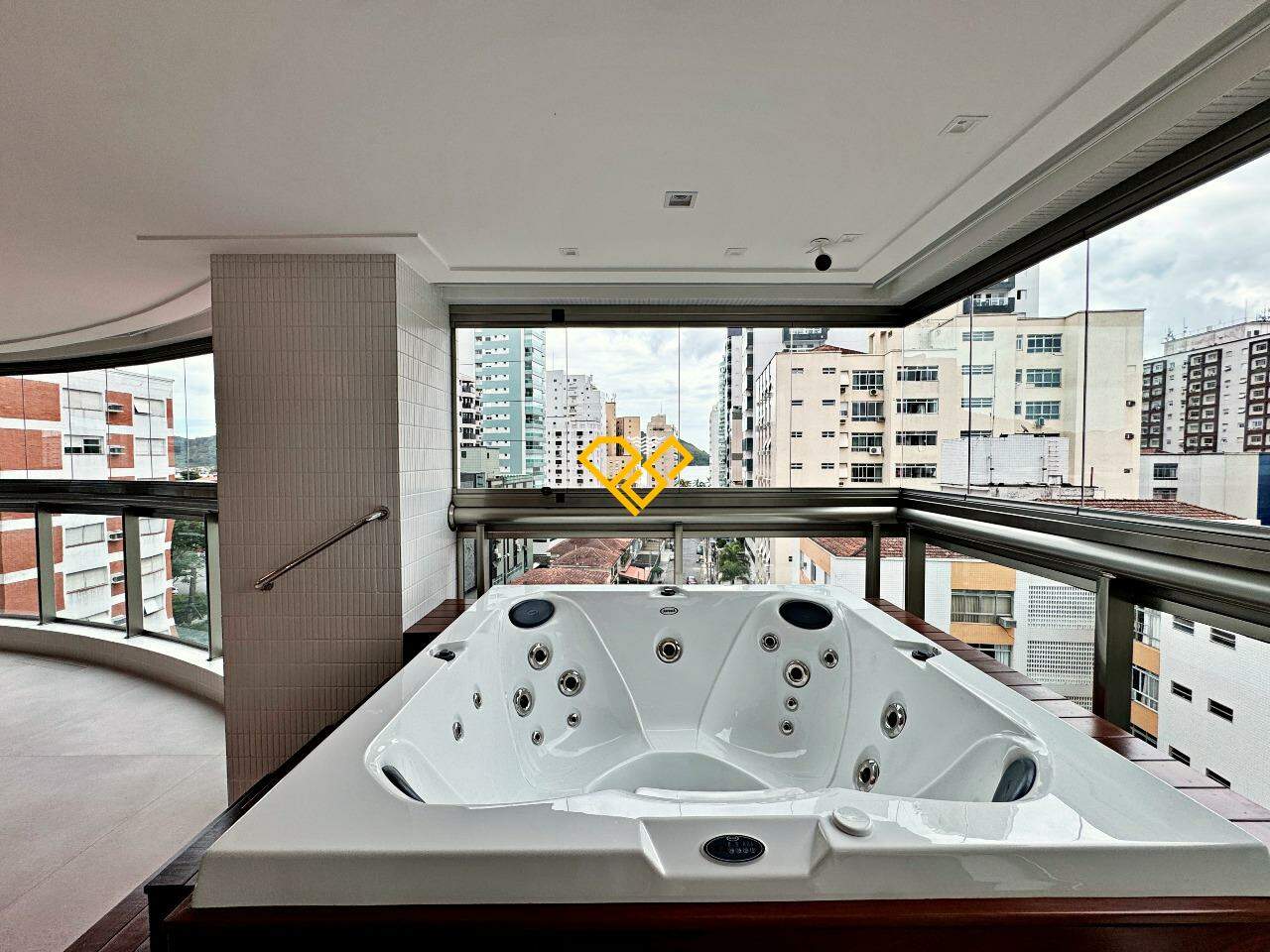 Apartamento à venda no Ponta da Praia: Jacuzzi