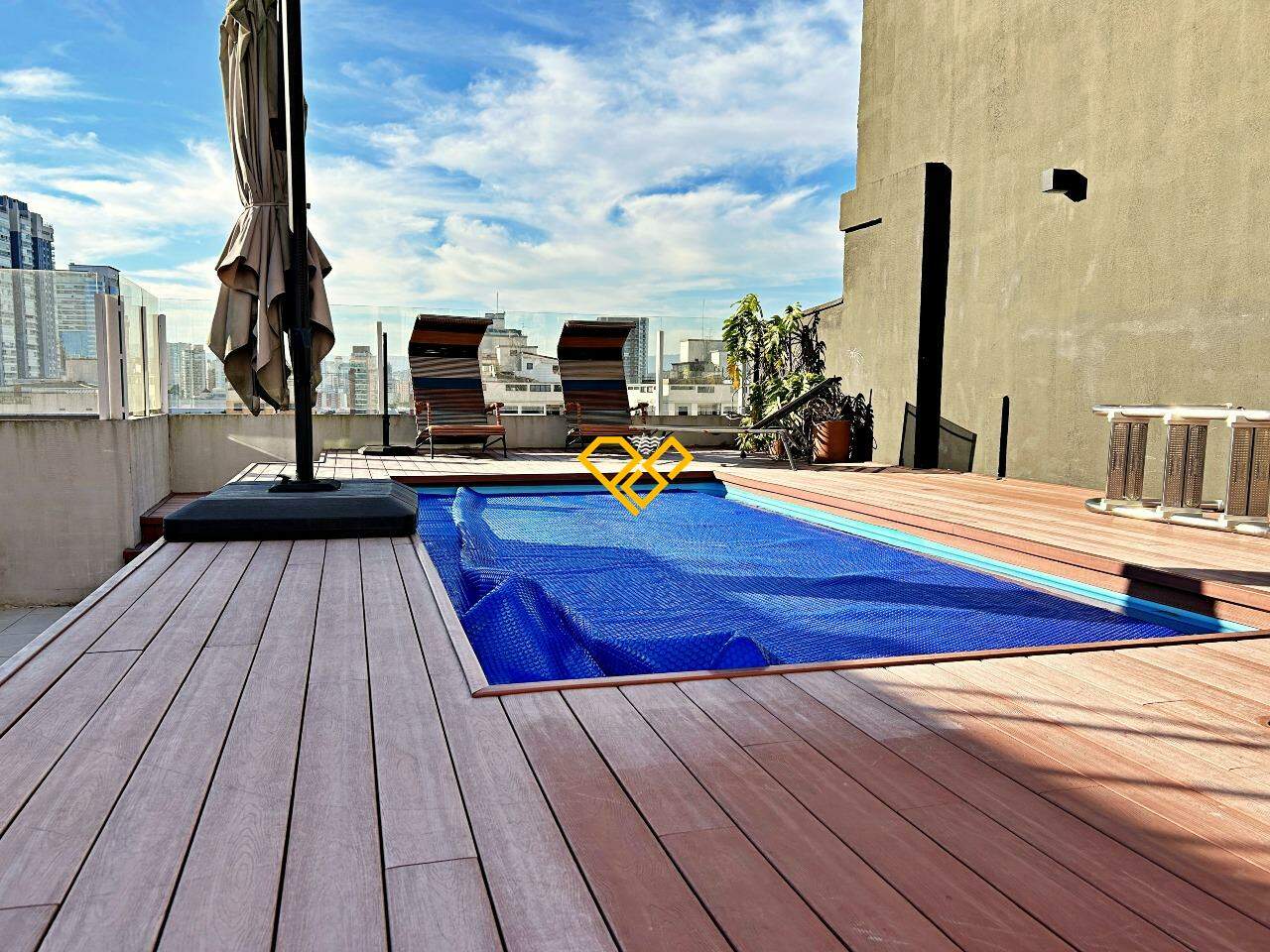 Cobertura à venda no Ponta da Praia: Piscina
