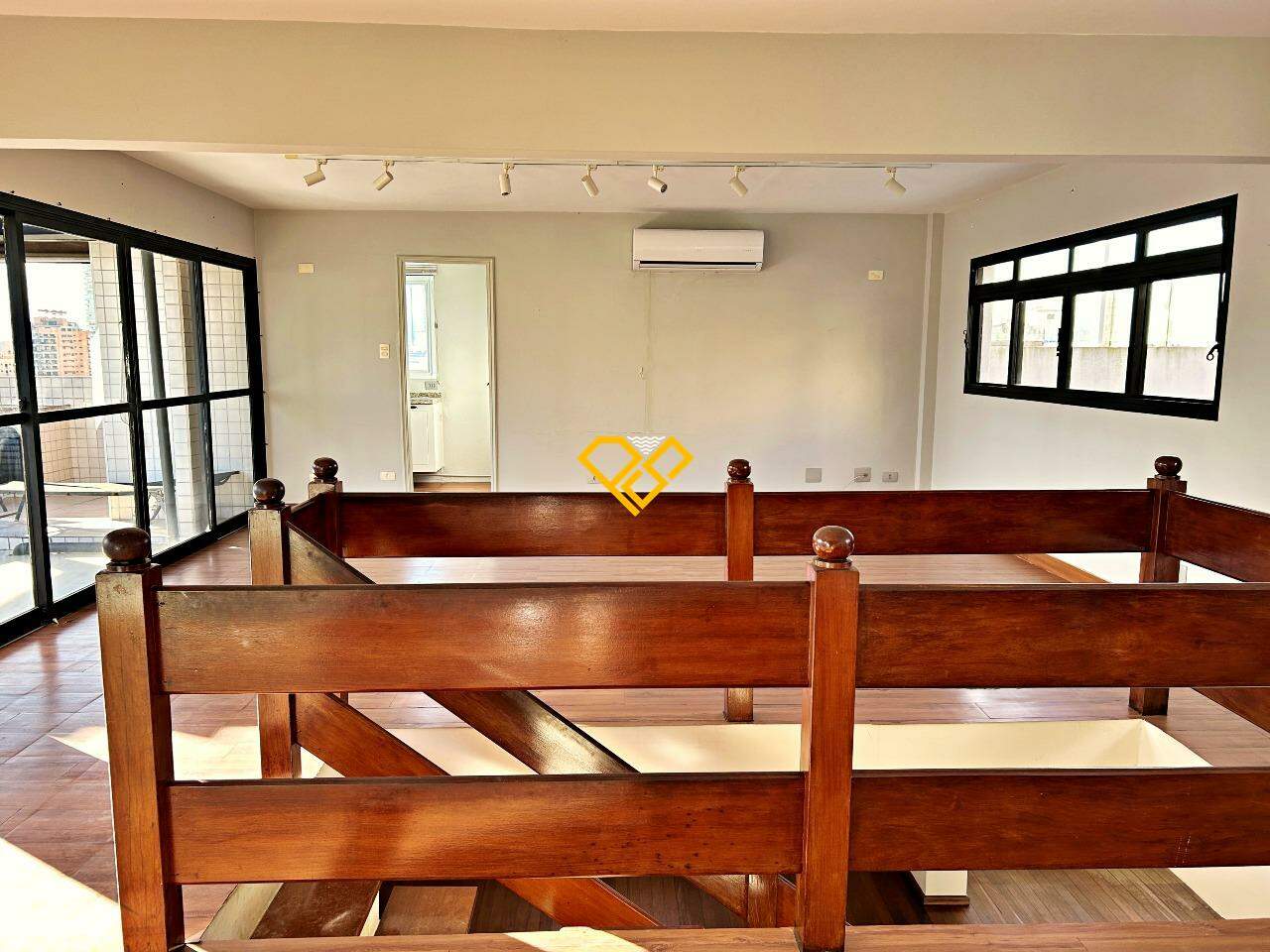 Cobertura à venda no Ponta da Praia: Sala 2° andar