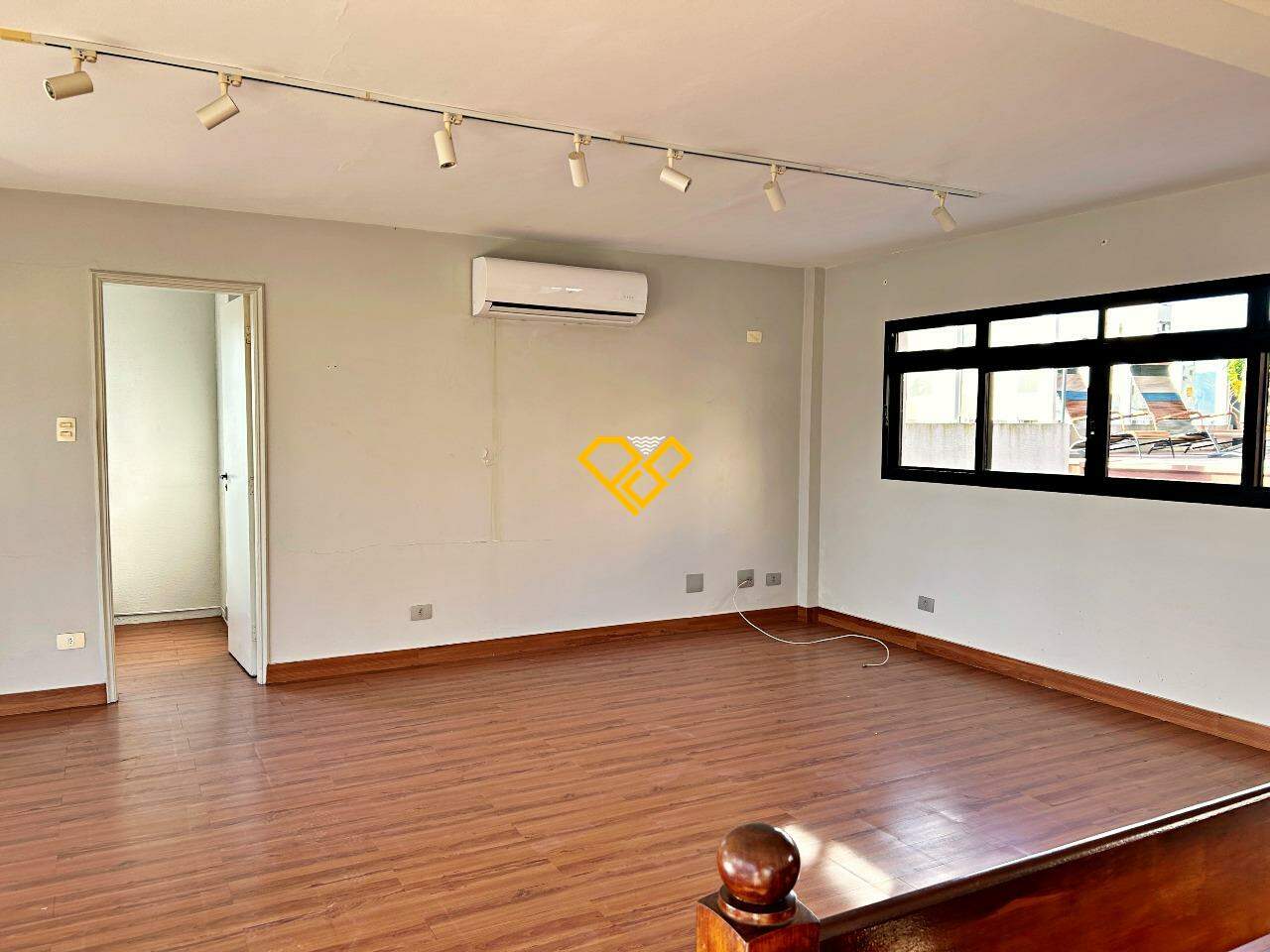 Cobertura à venda no Ponta da Praia: Sala 2° andar