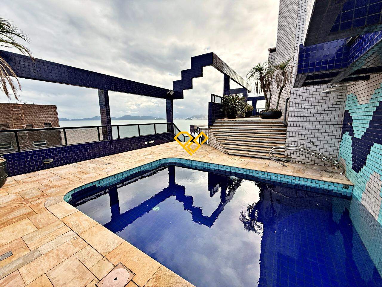 Cobertura à venda no Ponta da Praia: Piscina