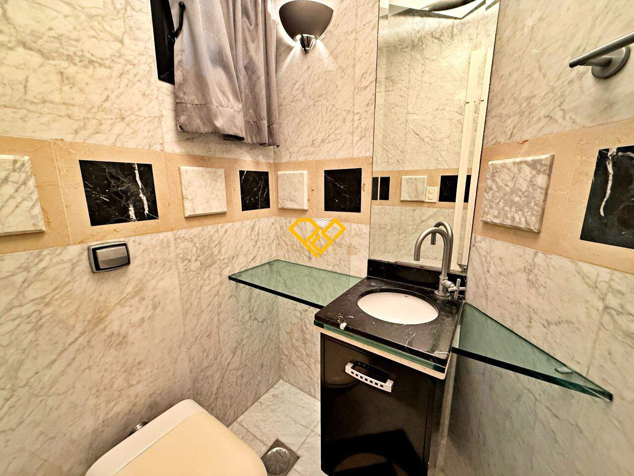 Cobertura à venda no Ponta da Praia: Lavabo