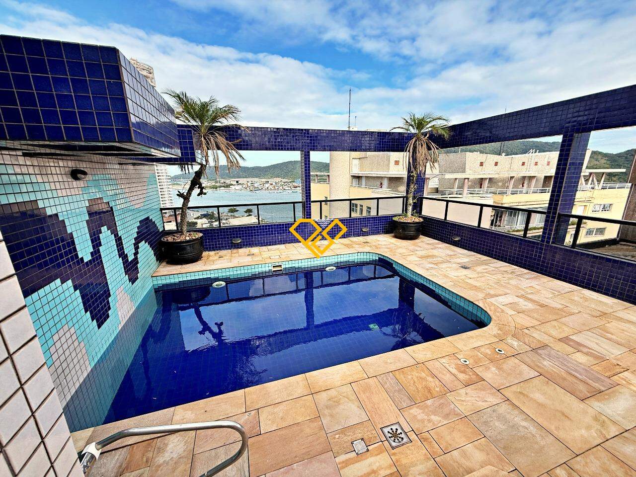 Cobertura à venda no Ponta da Praia: Piscina