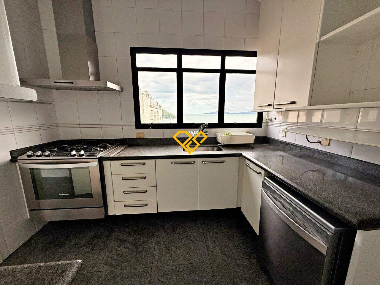 Cobertura à venda no Ponta da Praia: Cozinha