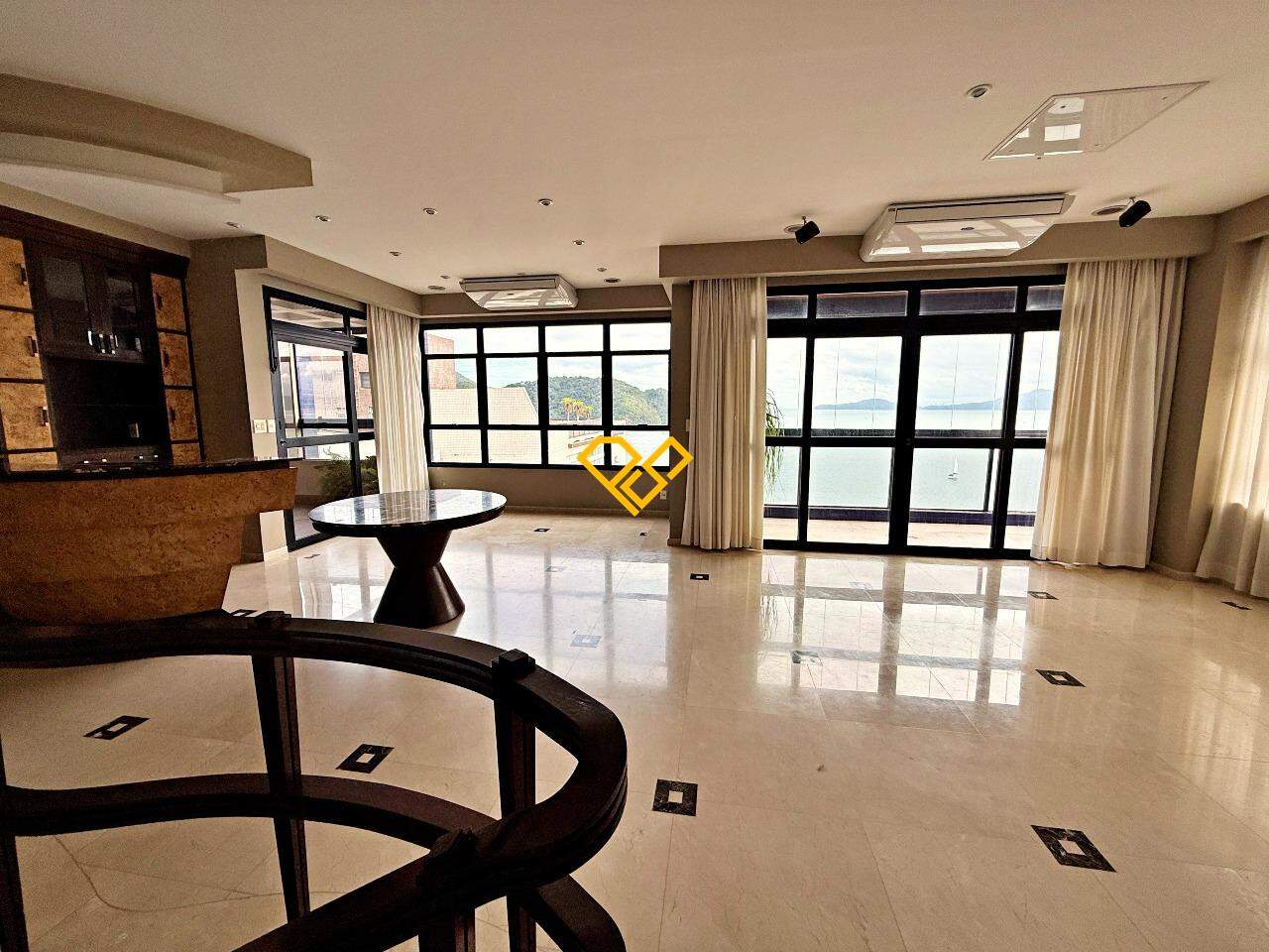 Cobertura à venda no Ponta da Praia: Sala 2° piso