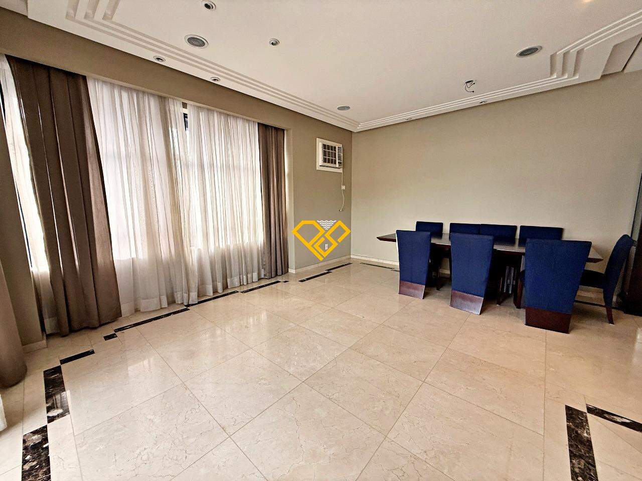 Cobertura à venda no Ponta da Praia: Sala 1° piso