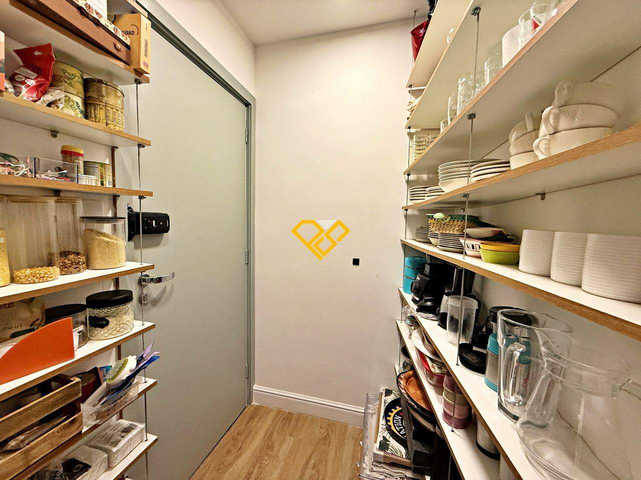 Apartamento à venda no Embaré: despensa