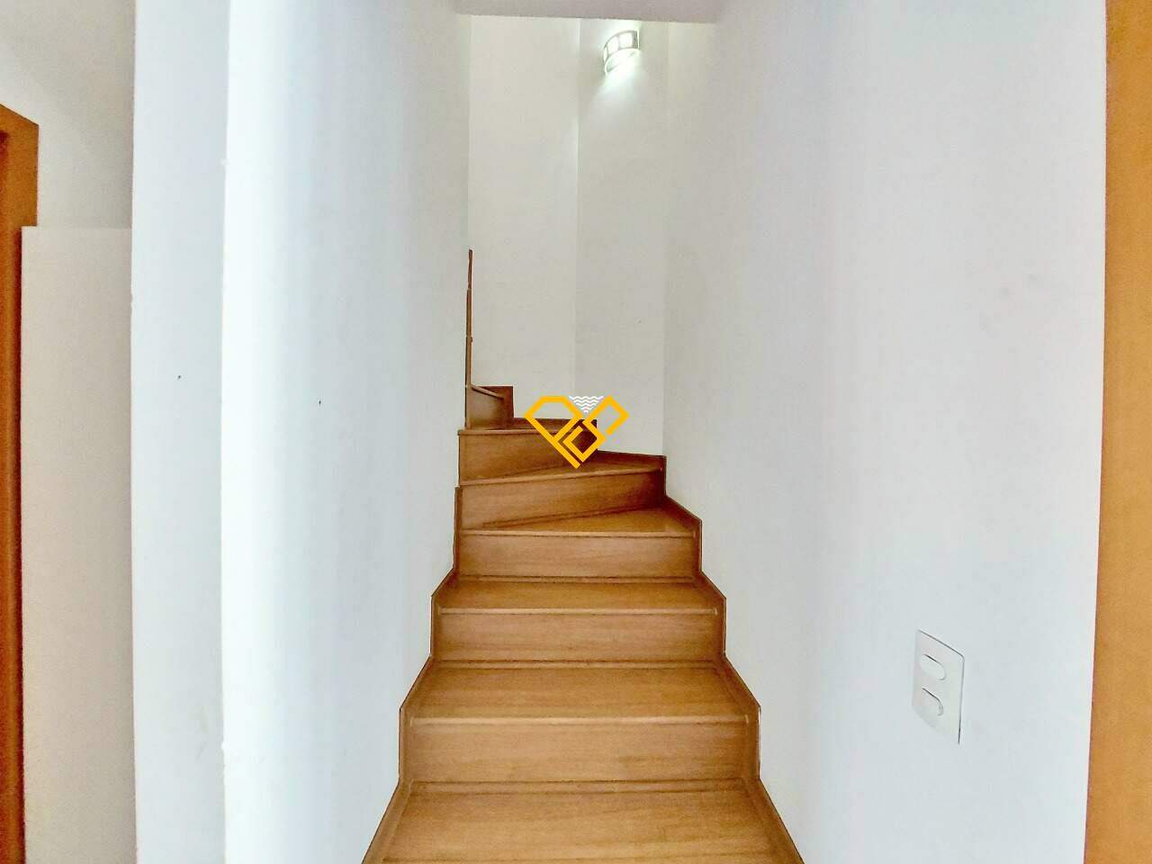 Apartamento para aluguel no Pompéia: Escada de acesso ao piso superior