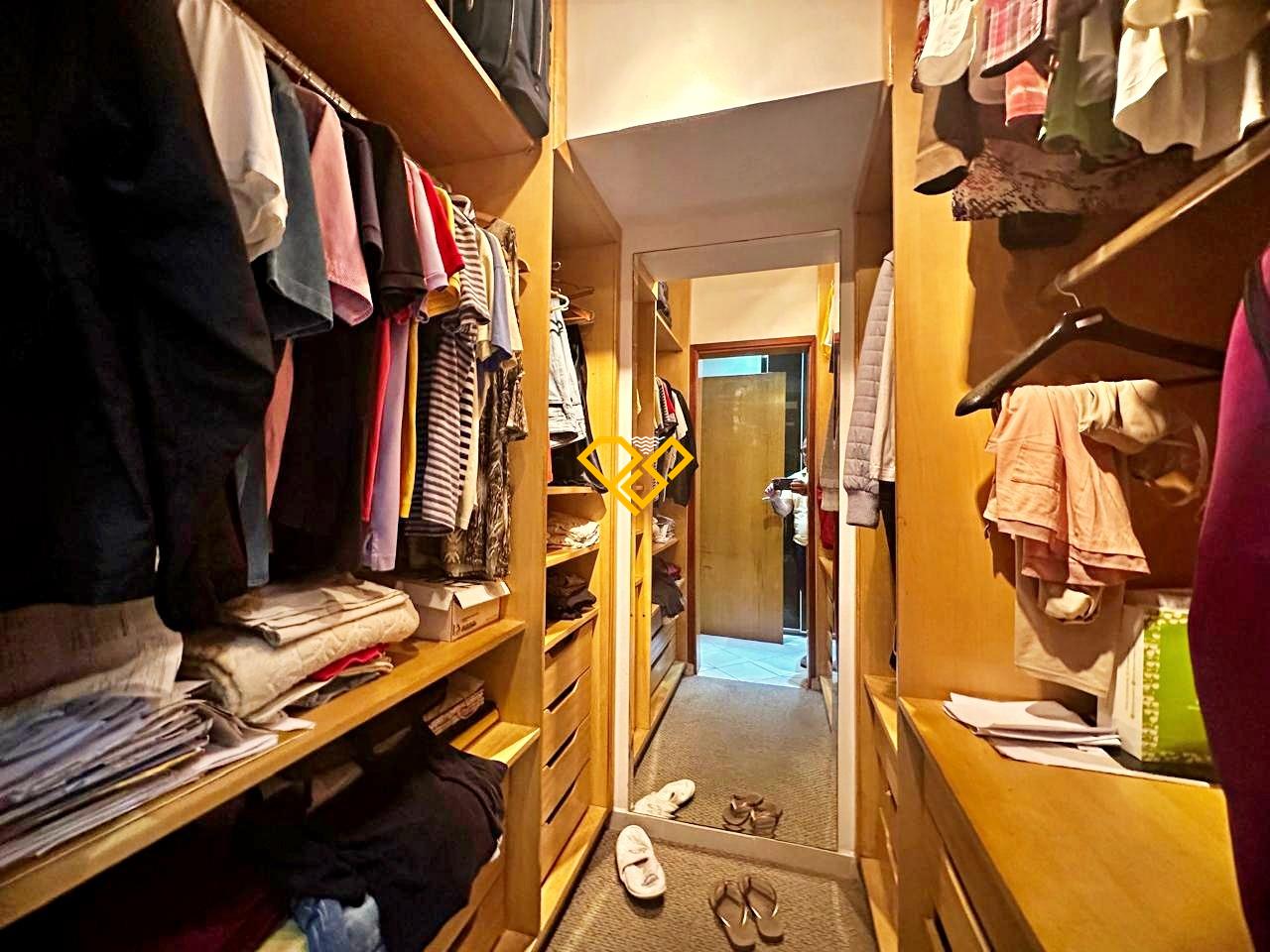 Apartamento à venda no Gonzaga: Suíte 1 - master - closet