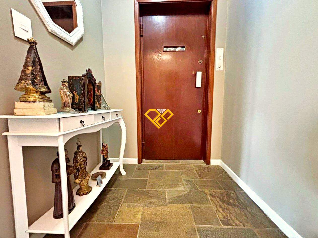 Apartamento à venda no Pompéia: Hall privativo