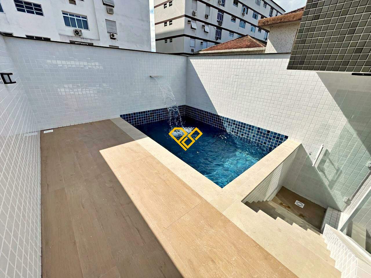 Sobreposta Alta à venda no Embaré: Piscina