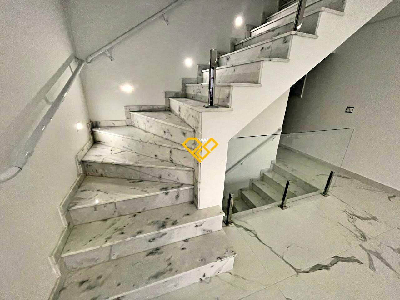 Sobreposta Alta à venda no Embaré: Sala