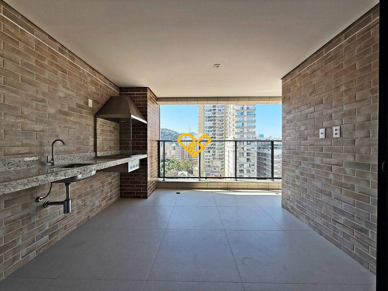 Apartamento à venda no Pompéia: varanda com churrasqueira carvão