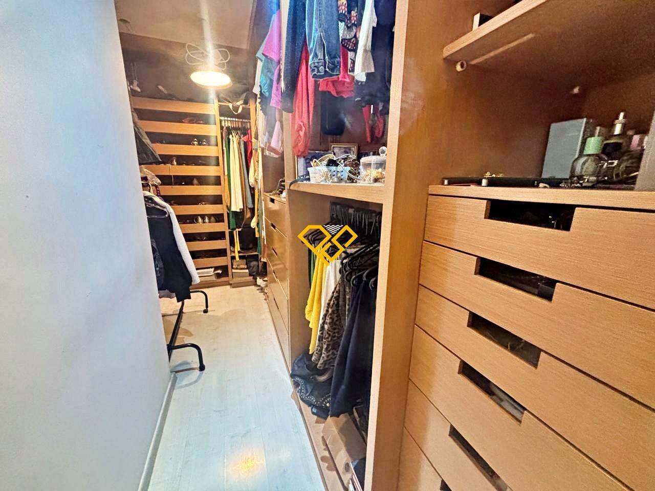 Apartamento à venda no Embaré: CLoset