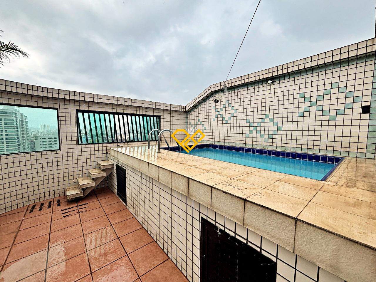 Cobertura à venda no Embaré: Piscina