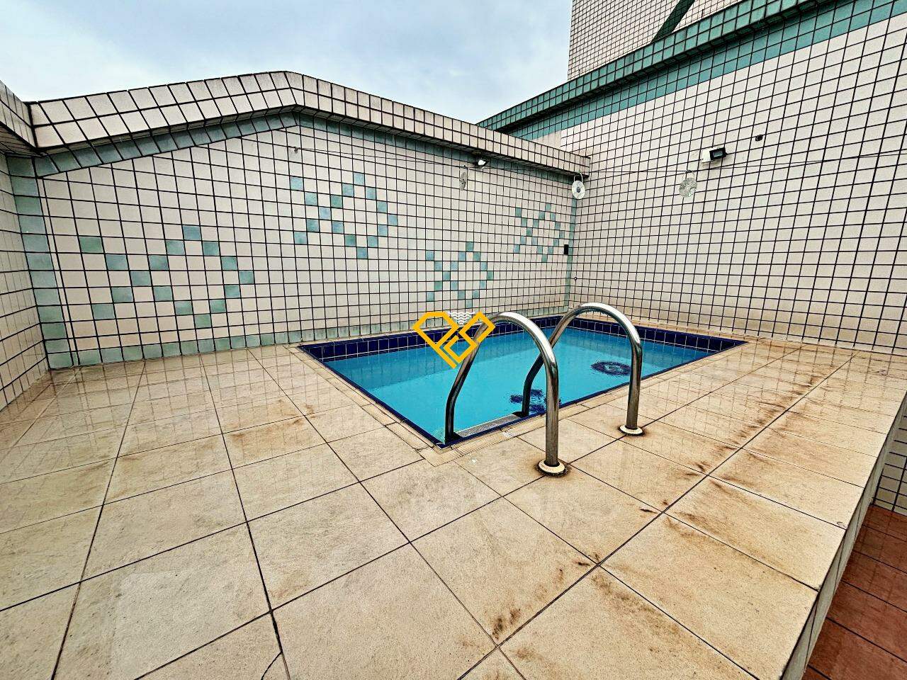 Cobertura à venda no Embaré: PIscina