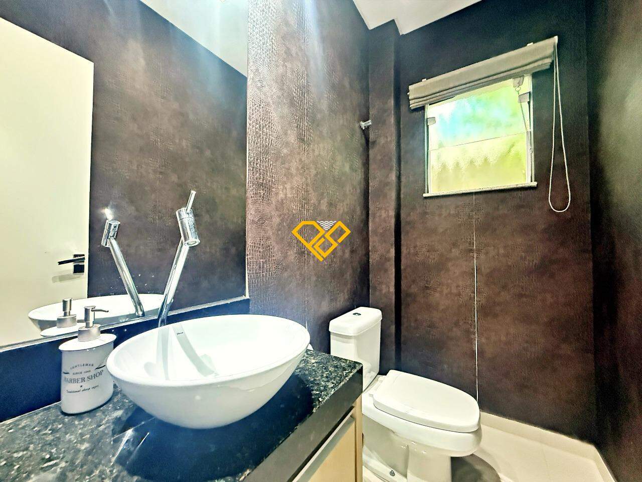 Sobreposta Baixa à venda no Embaré: Lavabo