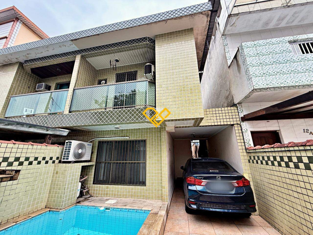 Casa à venda no Embaré: Piscina e garagem