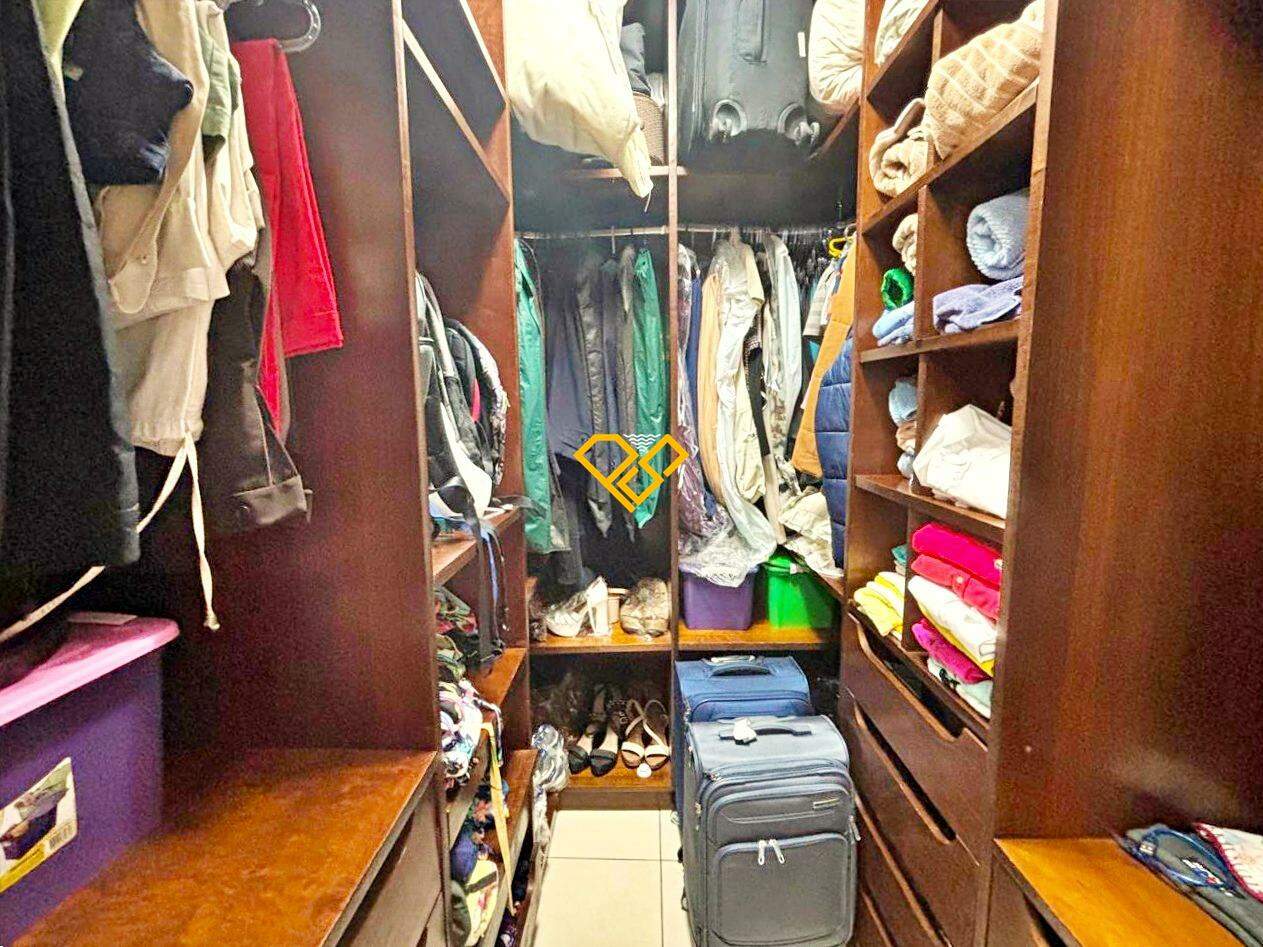 Sobreposta Alta à venda no Embaré: Suíte 1 - closet