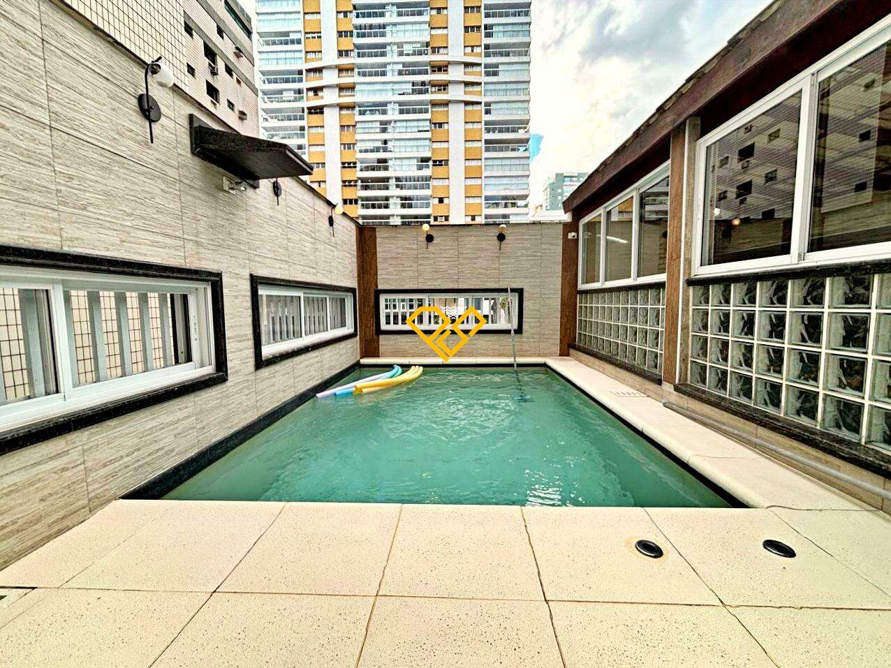Sobreposta Alta à venda no Embaré: Piscina