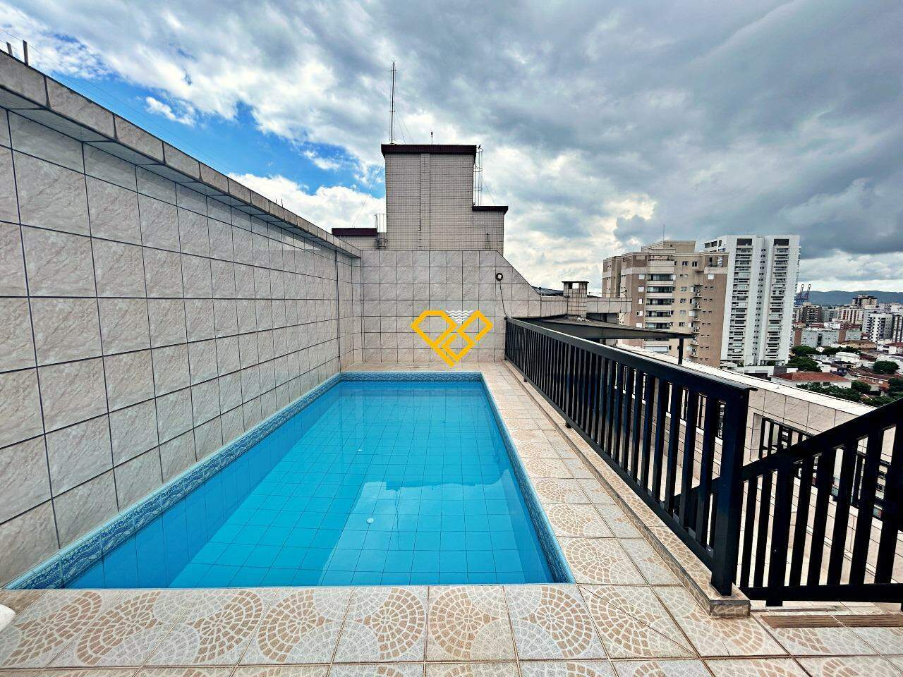 Cobertura à venda no Embaré: Piscina