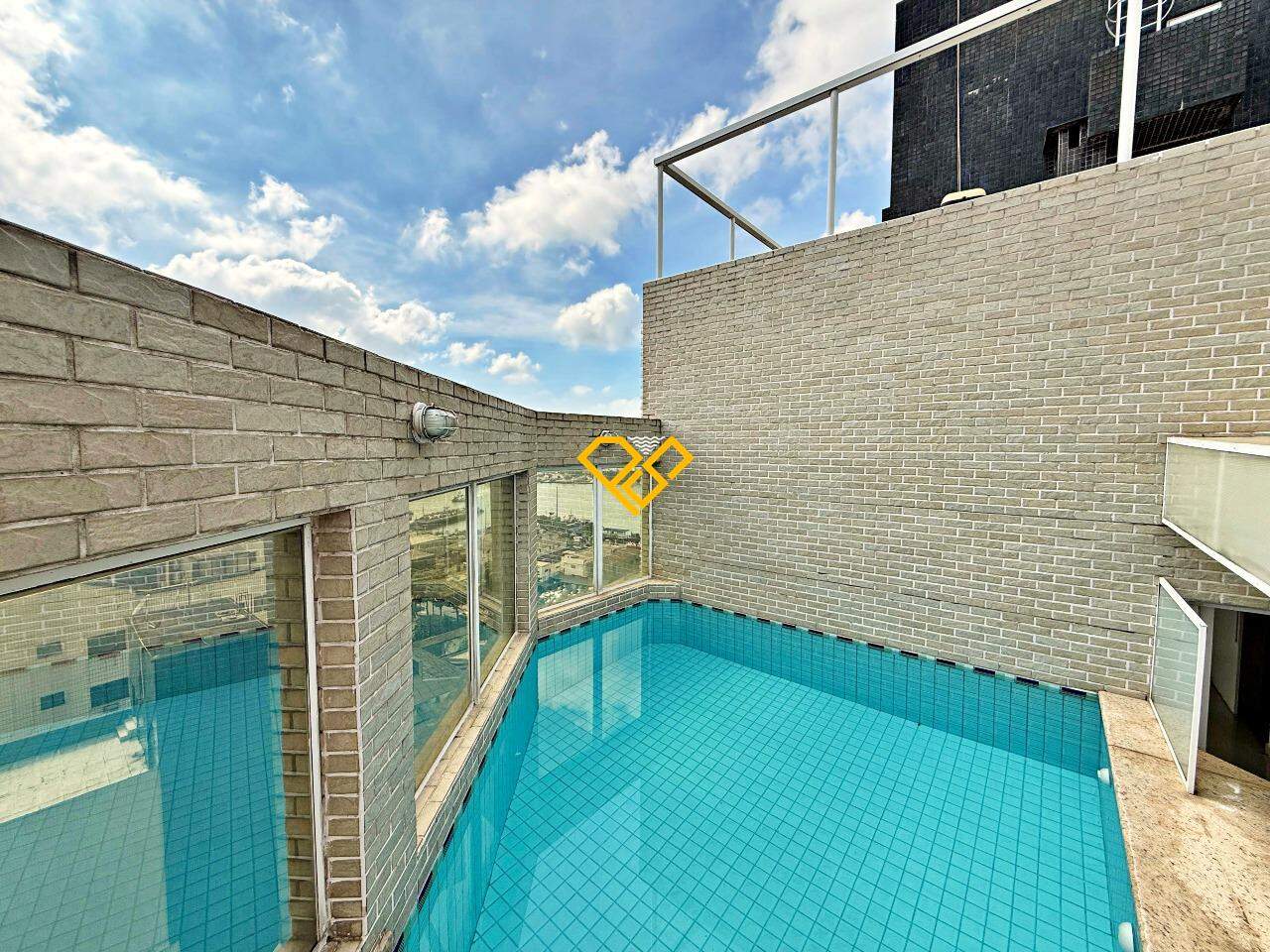 Cobertura à venda no Ponta da Praia: Piscina