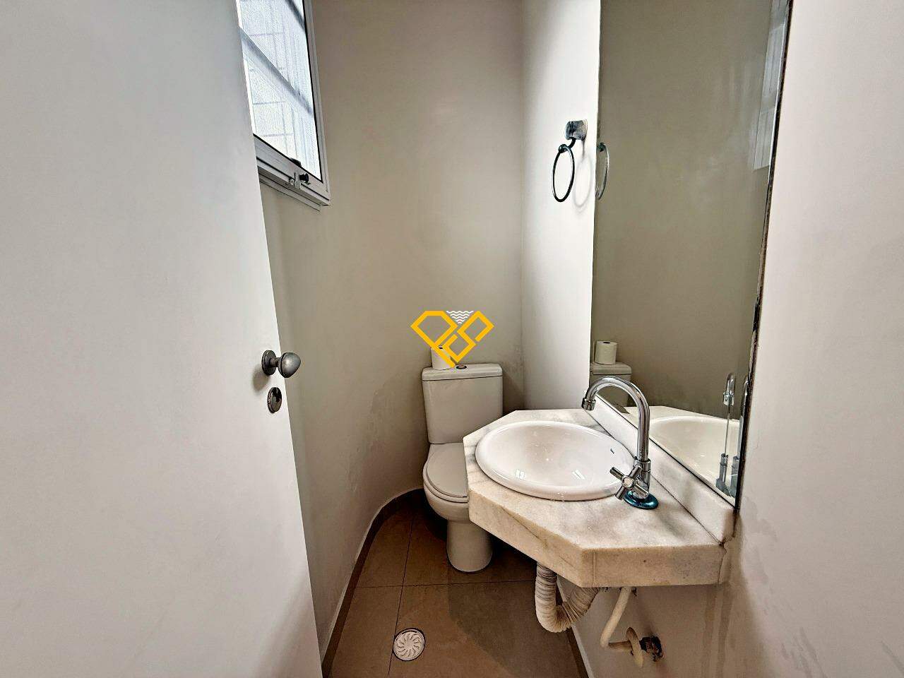 Cobertura à venda no Ponta da Praia: Lavabo