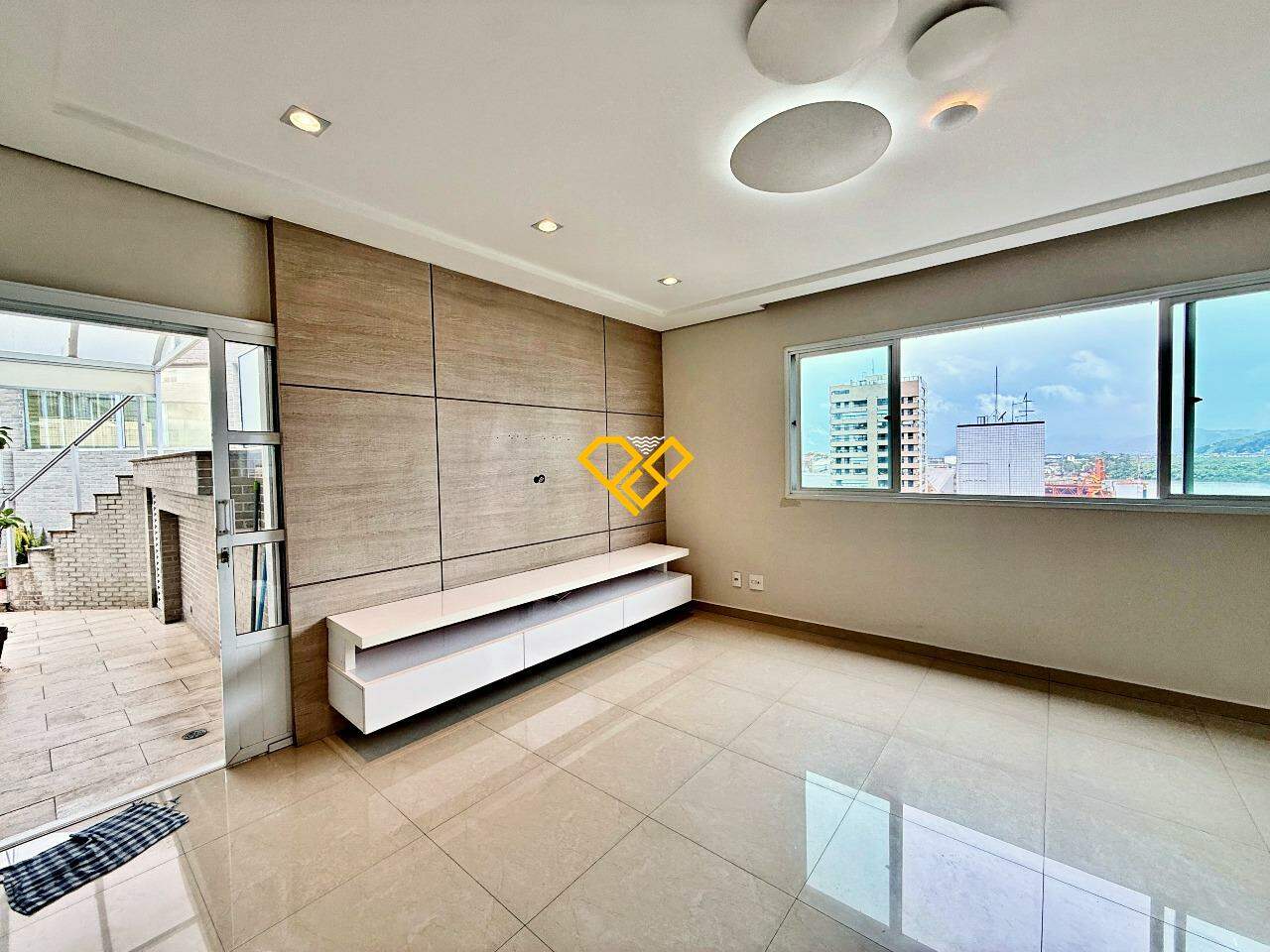 Cobertura à venda no Ponta da Praia: Sala 2° piso