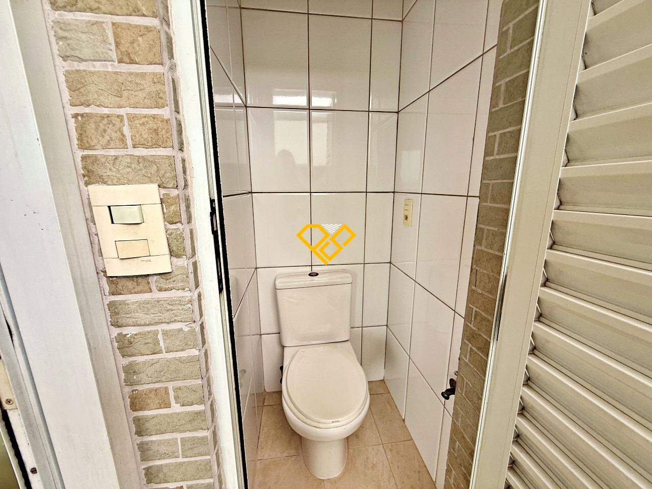 Cobertura à venda no Ponta da Praia: Wc da piscina