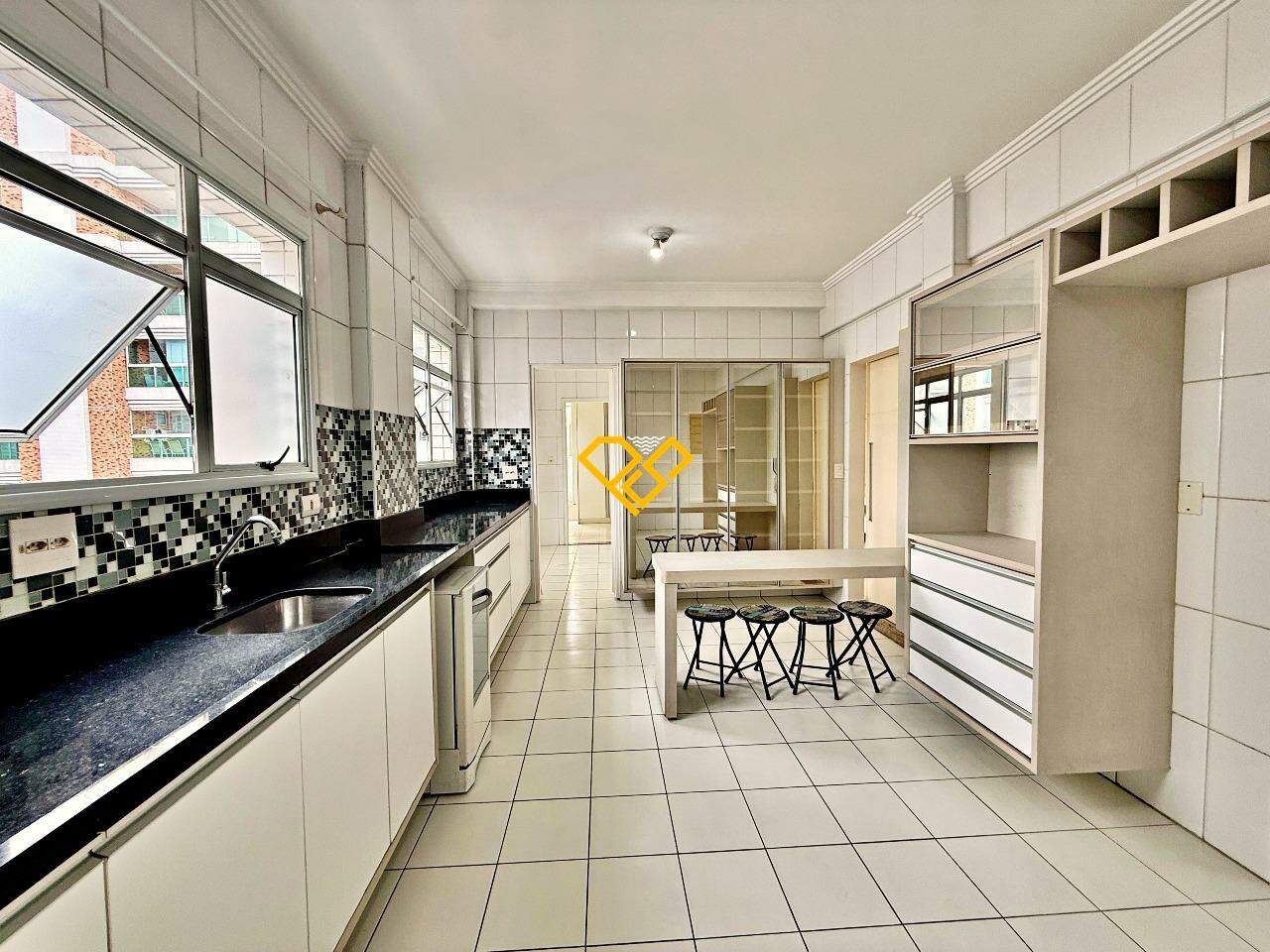 Cobertura à venda no Ponta da Praia: Cozinha