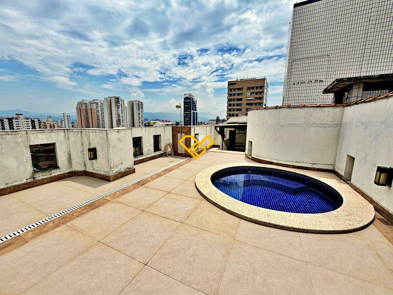 Cobertura à venda no Ponta da Praia: Piscina