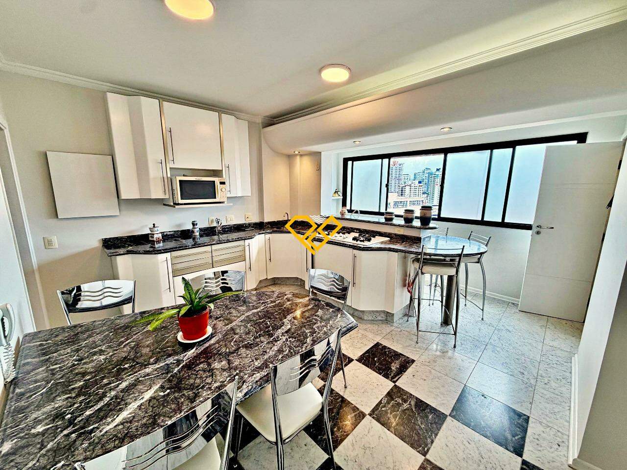 Cobertura à venda no Ponta da Praia: Cozinha