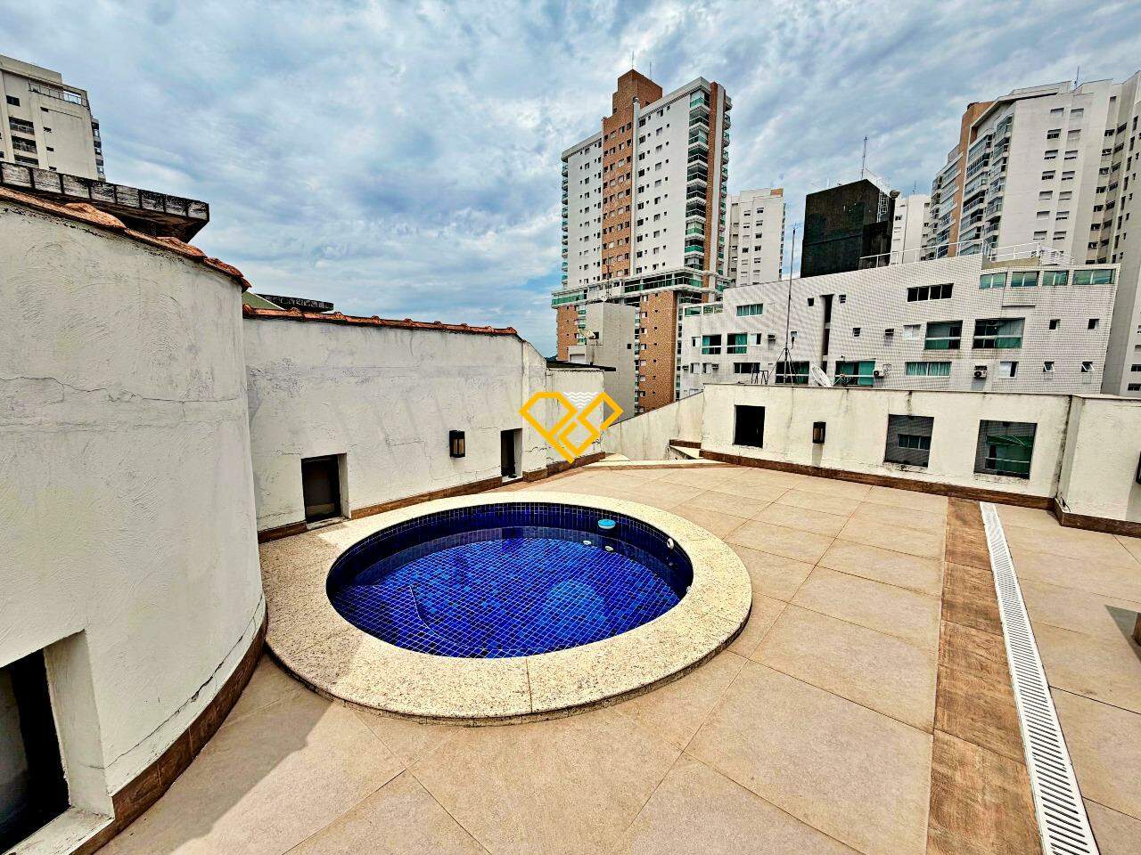 Cobertura à venda no Ponta da Praia: Piscina