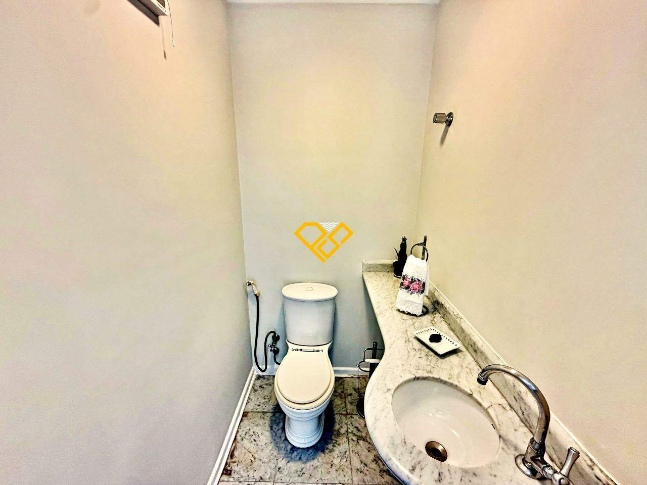 Cobertura à venda no Ponta da Praia: Lavabo