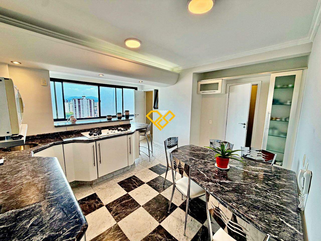 Cobertura à venda no Ponta da Praia: Cozinha