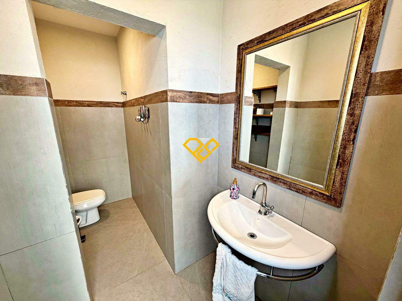 Cobertura à venda no Ponta da Praia: Lavabo