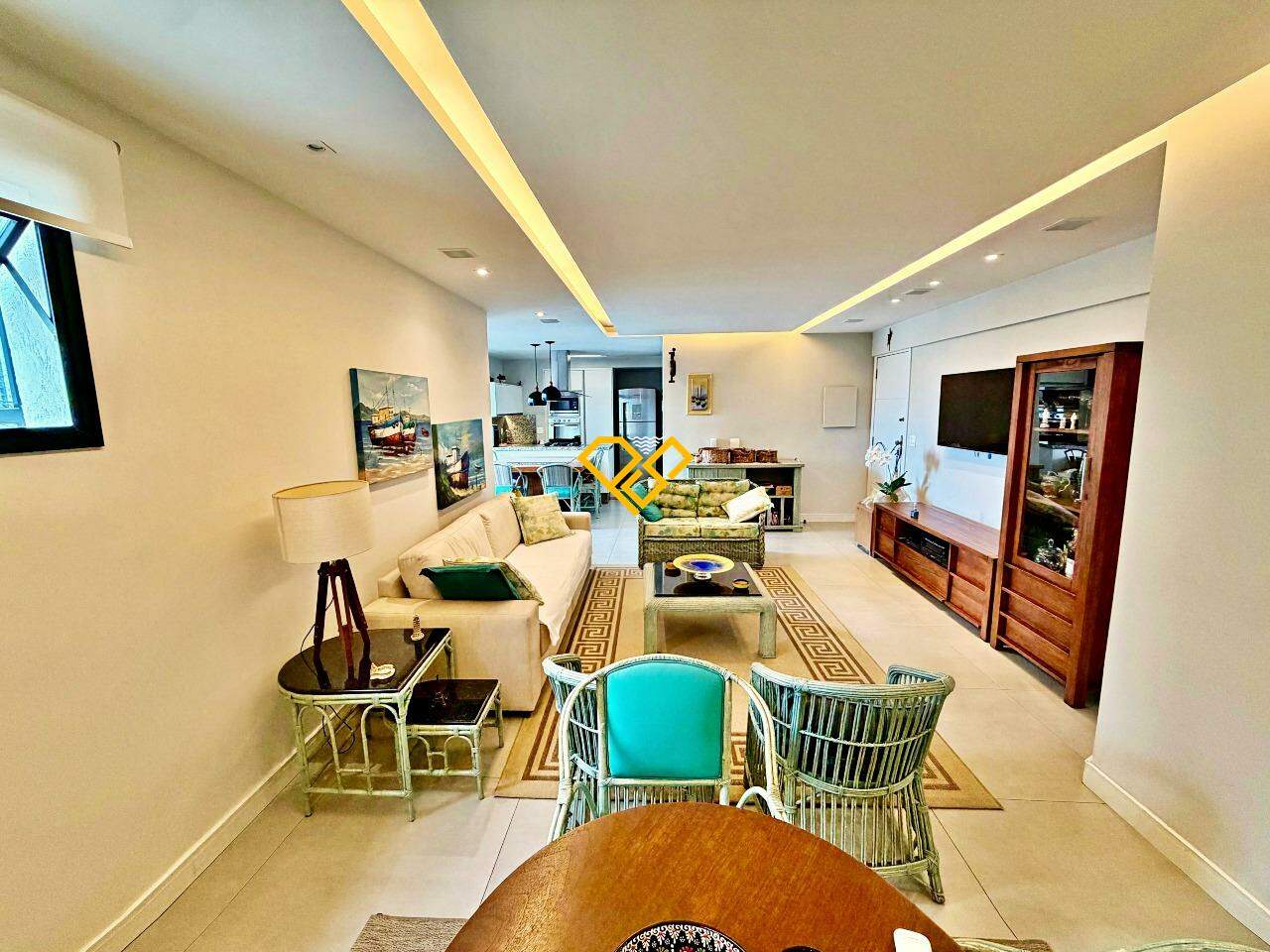 Cobertura à venda no Ponta da Praia: Sala