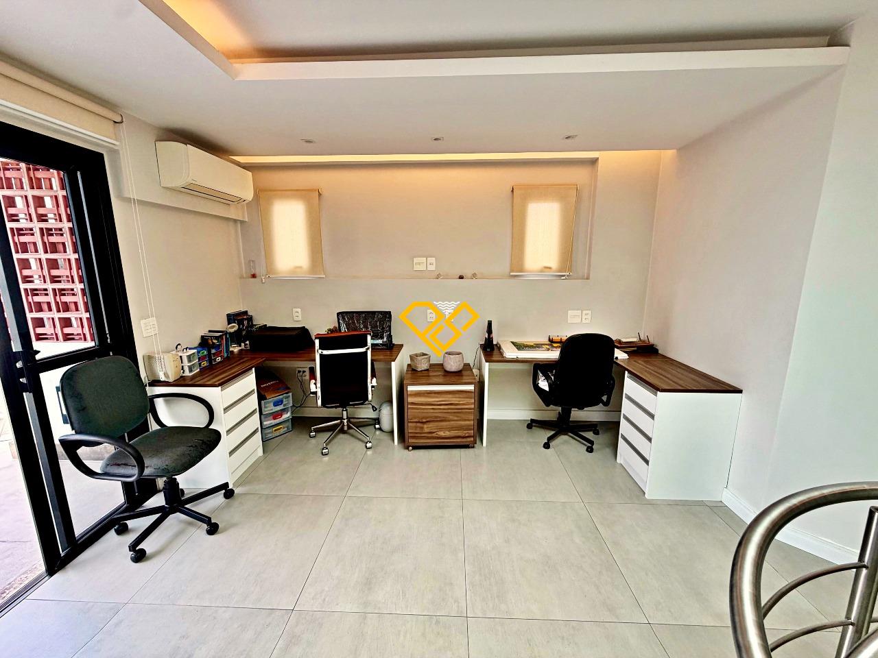Cobertura à venda no Ponta da Praia: Escritório
