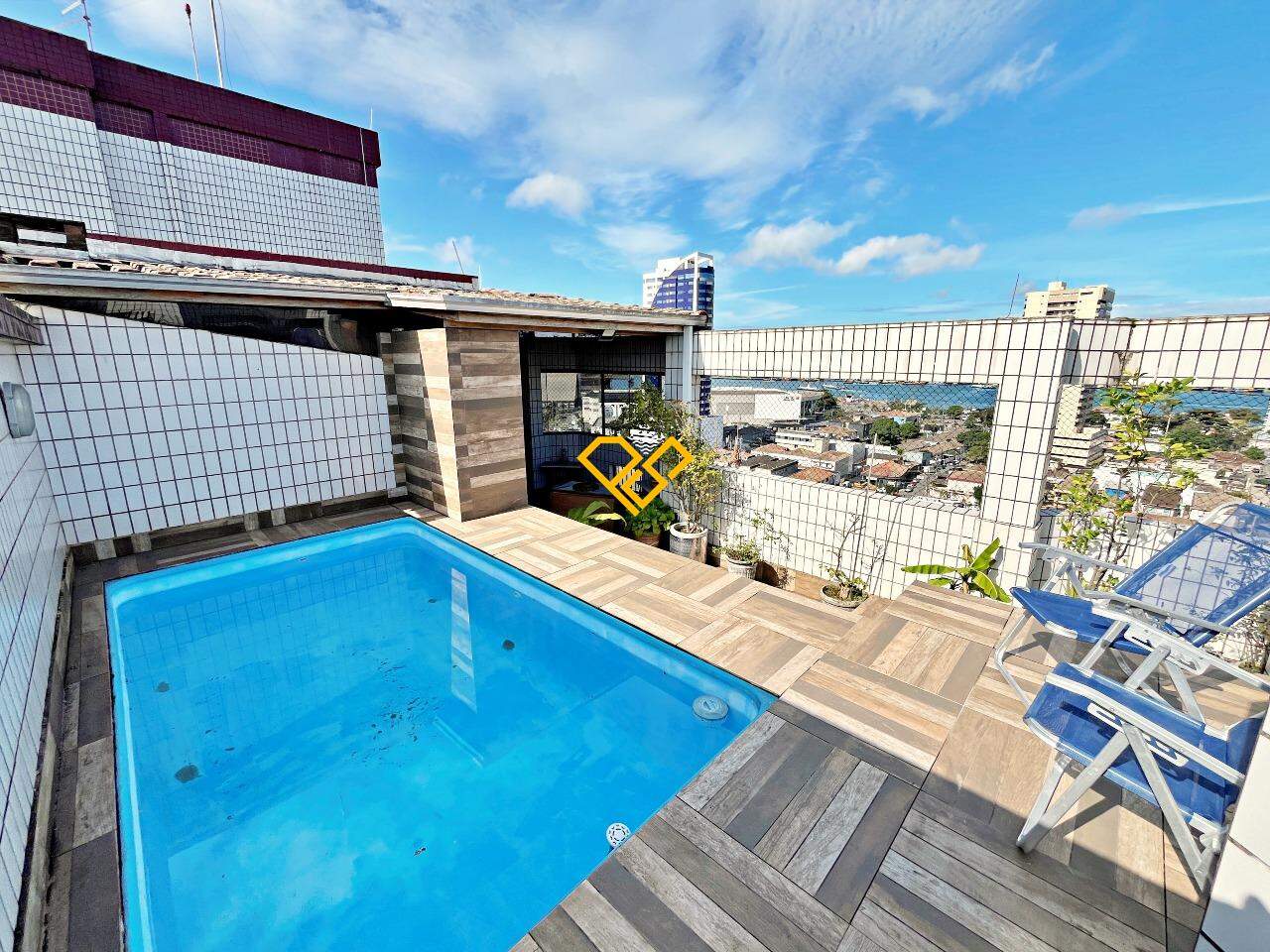 Cobertura à venda no Ponta da Praia: Piscina