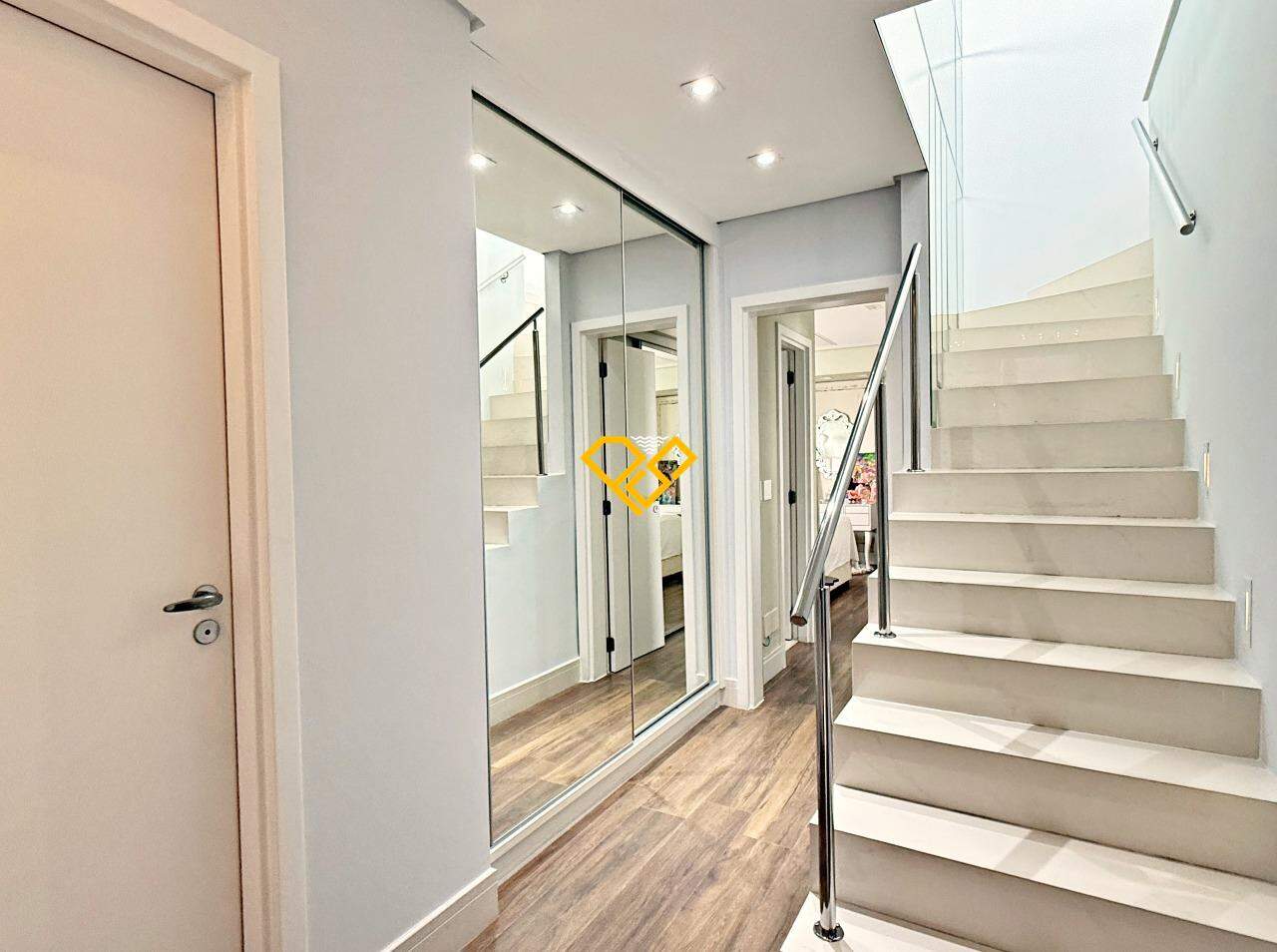 Apartamento Duplex à venda no Embaré: Acesso ao segundo andar