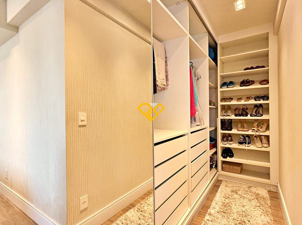 Apartamento Duplex à venda no Embaré: Dormitório 1 - suíte master - closet