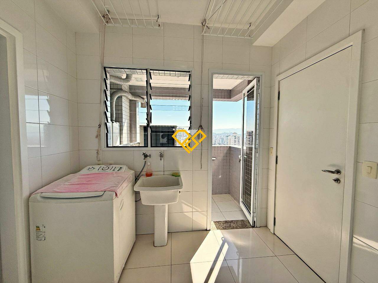 Apartamento Duplex à venda no Embaré: Área de serviço
