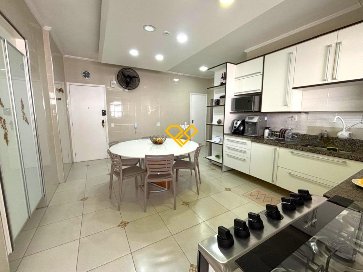 Cobertura à venda no Ponta da Praia: Cozinha