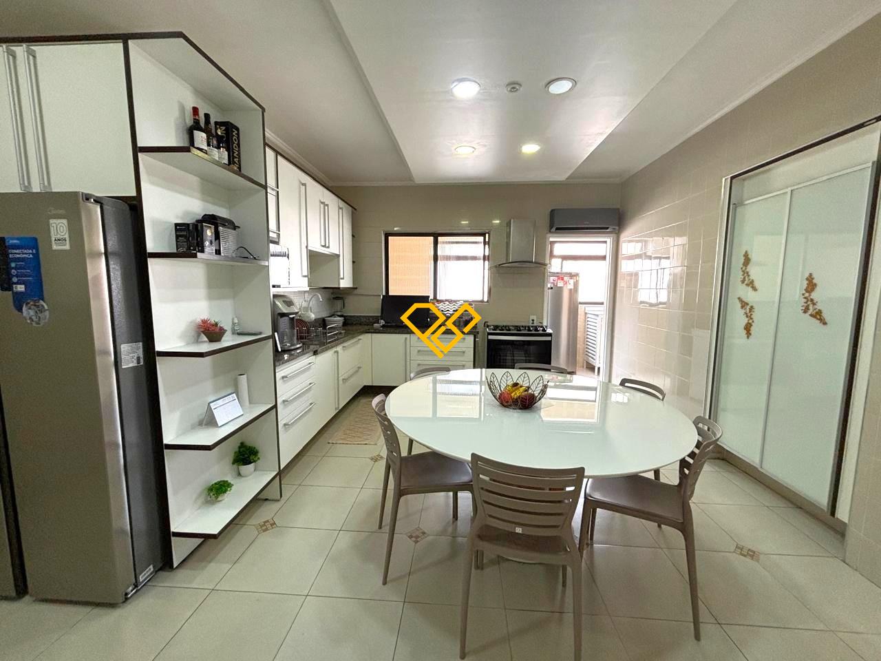 Cobertura à venda no Ponta da Praia: Cozinha